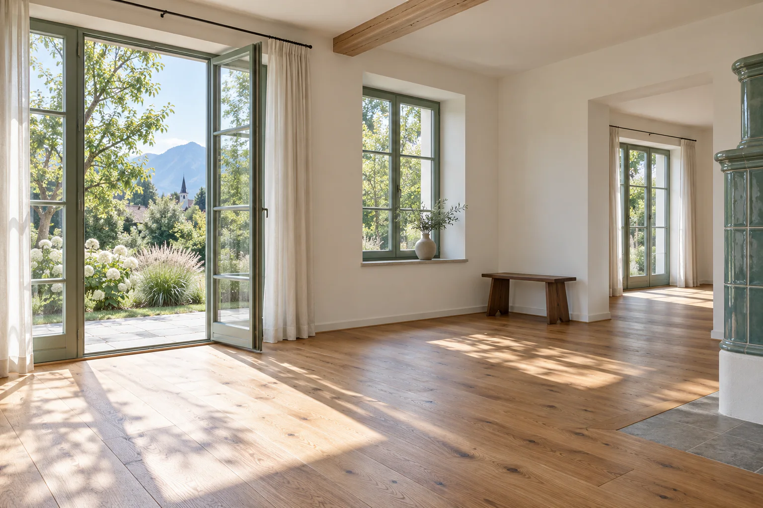 Heller Wohnraum eines Hauses in Bayern
